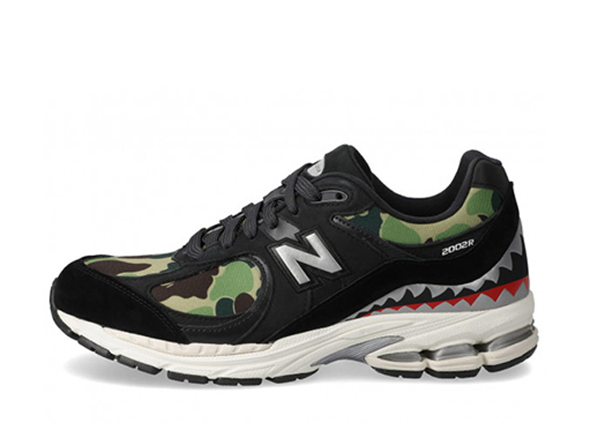 ベイプ × ニューバランス 2002R "ブラック/ホワイト"