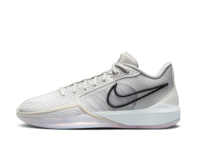 ナイキ ウィメンズ サブリナ1 "マグネティック" ホワイト/ブラック/シルバー