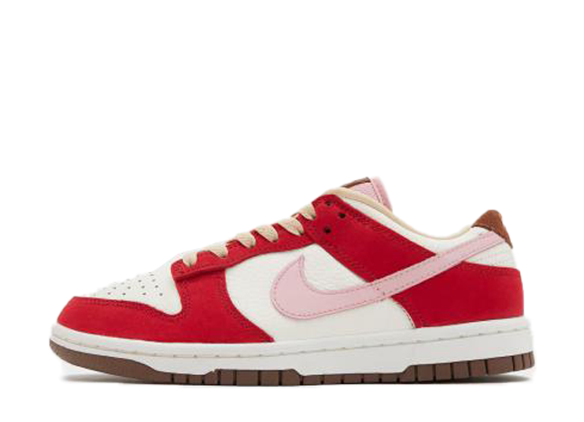 ナイキ ウィメンズ ダンク ロー PRM "ベーコン" レッド/ピンク/セイル