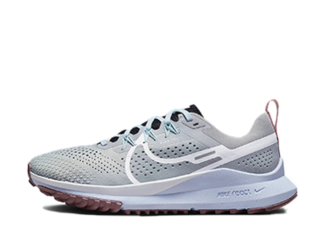 ナイキ ウィメンズ ペガサス トレイル4 "ライトスモークグレー" ライトスモークグレー/ブラック/グレイシャーブルー/ホワイト