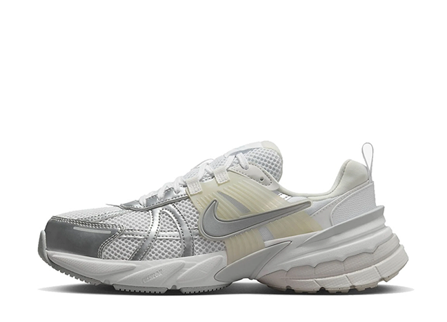 ナイキ ウィメンズ V2K ラン "メタリックシルバー/ホワイト/ホワイト"