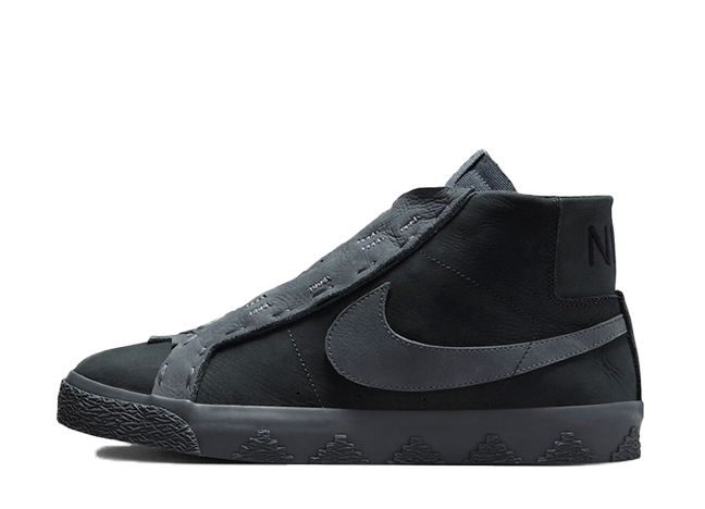 ディオール・グリーンウッド × ナイキ SB ズーム ブレーザー ミッド QS "ダークスモークグレー アンド アンスラサイト" ダークスモークグレー/アンスラサイト/ダークスモークグレー