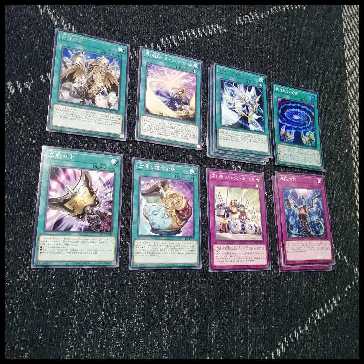 Yu-Gi-Oh! Golden Chest of Light Deck Black Magician Girl [04401].