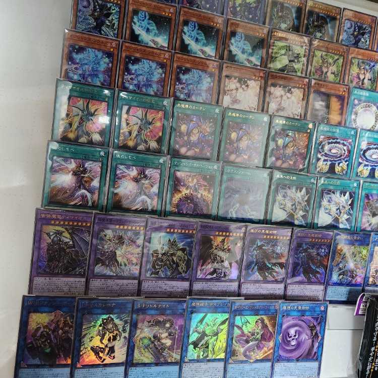 山屋　即日発送　黄金櫃ブラック・マジシャンデッキ ティマイオスの眼光 王のしもべ-ブラック・マジシャン マジシャン・オブ・ブラックカオス・MAX 滅びの黒魔術師 黒魔導のカーテン 魔術師の弟子-ブラック・マジシャン・ガール 照花繚乱の霊使い 1枚