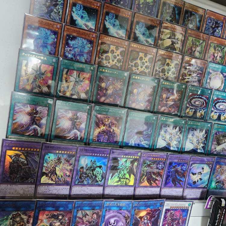 山屋　即日発送　黄金櫃ブラック・マジシャンデッキ ティマイオスの眼光 王のしもべ 四花繚乱の霊使い  マジシャン・オブ・ブラックカオス・MAX 滅びの黒魔術師 黒魔導のカーテン 魔術師の弟子-ブラック・マジシャン・ガール  精霊コロゾ 1枚