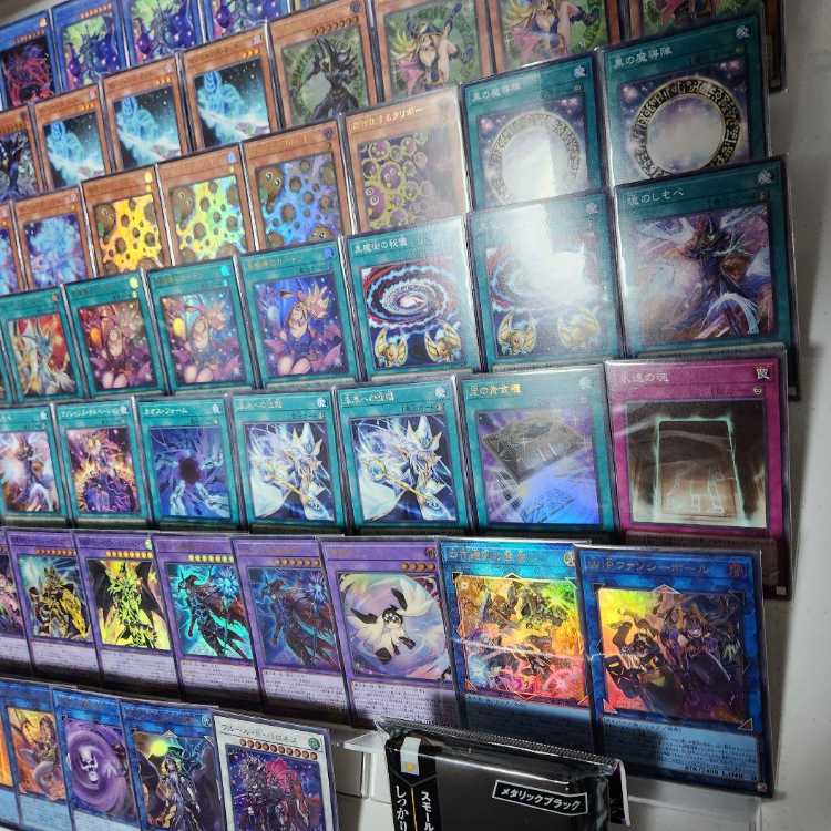 山屋　即日発送　黄金櫃ブラック・マジシャンデッキ ティマイオスの眼光 王のしもべ 四花繚乱の霊使い  マジシャン・オブ・ブラックカオス・MAX 滅びの黒魔術師 黒魔導のカーテン 魔術師の弟子-ブラック・マジシャン・ガール  精霊コロゾ 1枚