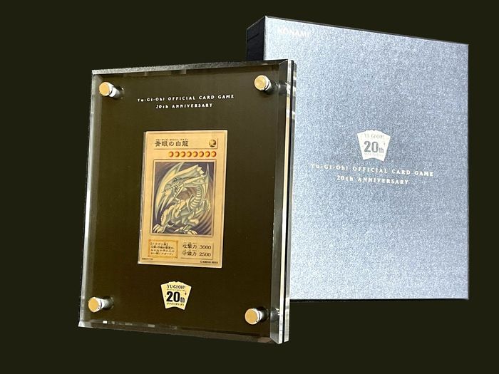 〔状態A-〕純銀製『青眼の白龍(20thANNIVERSARYSILVEREDITION)』(証明書付き)【-】{-}《その他》 1枚