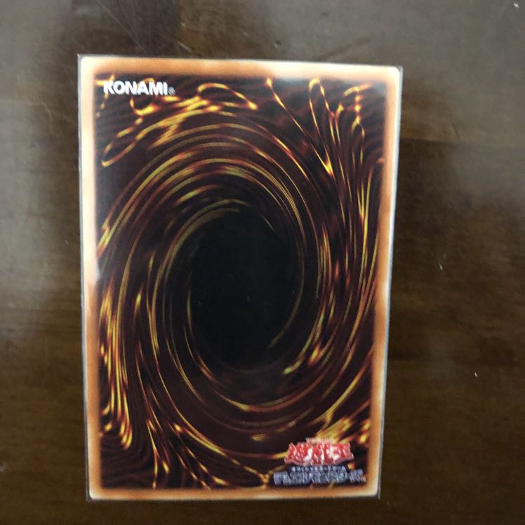 ブラック・マジシャン・ガール ホログラフィックレア