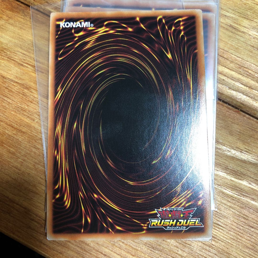 右手に盾を左手に剣を