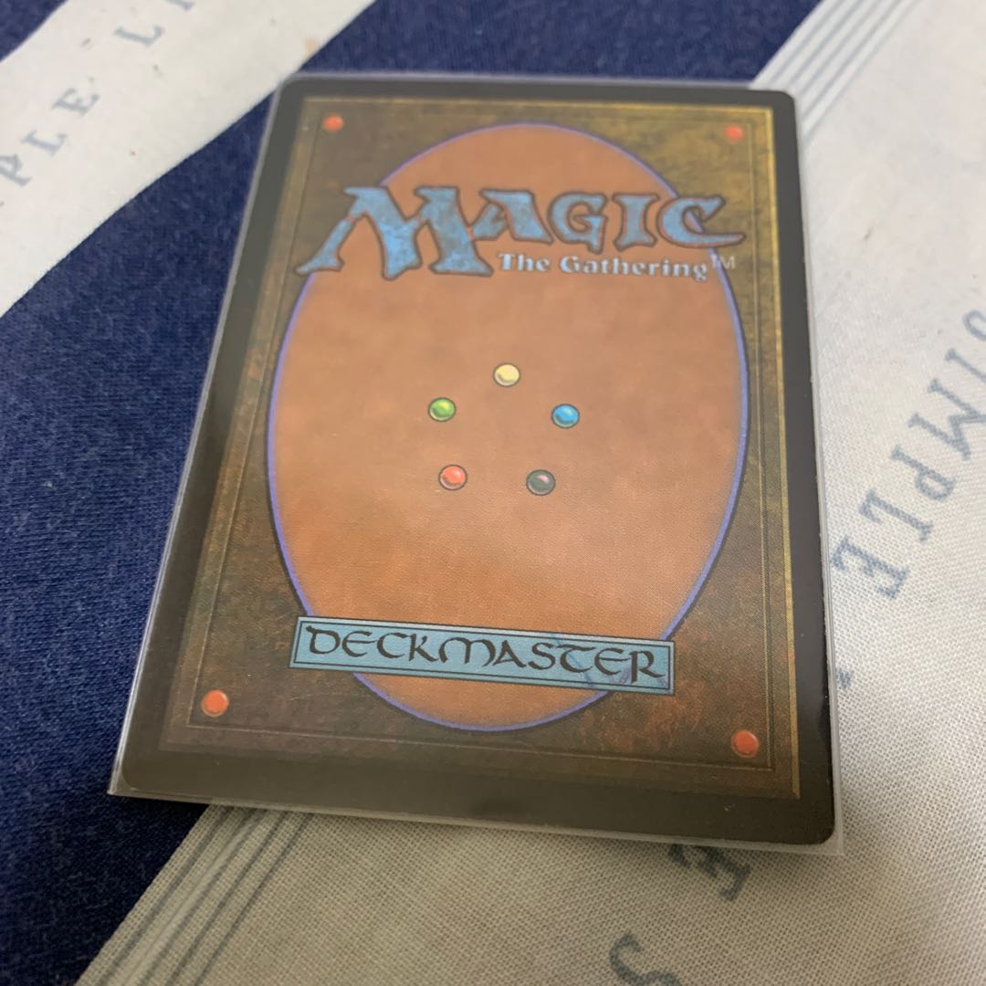 厳かなモノリス　日本語