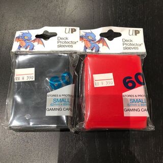 カードスリーブ60枚セットの赤と黒セット