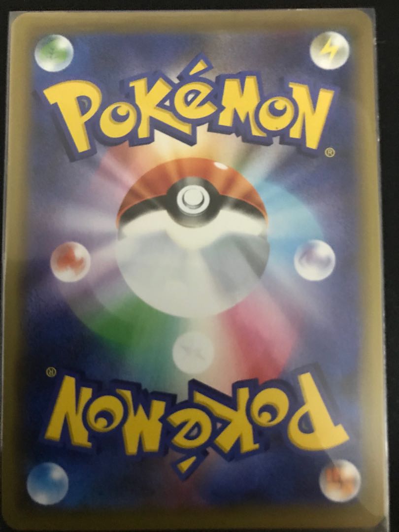 海で遊ぶピカチュウ