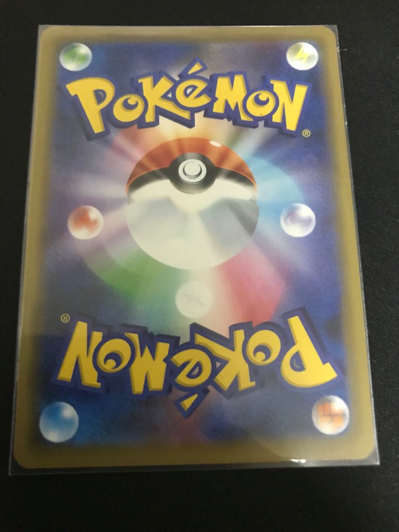 海で遊ぶピカチュウ