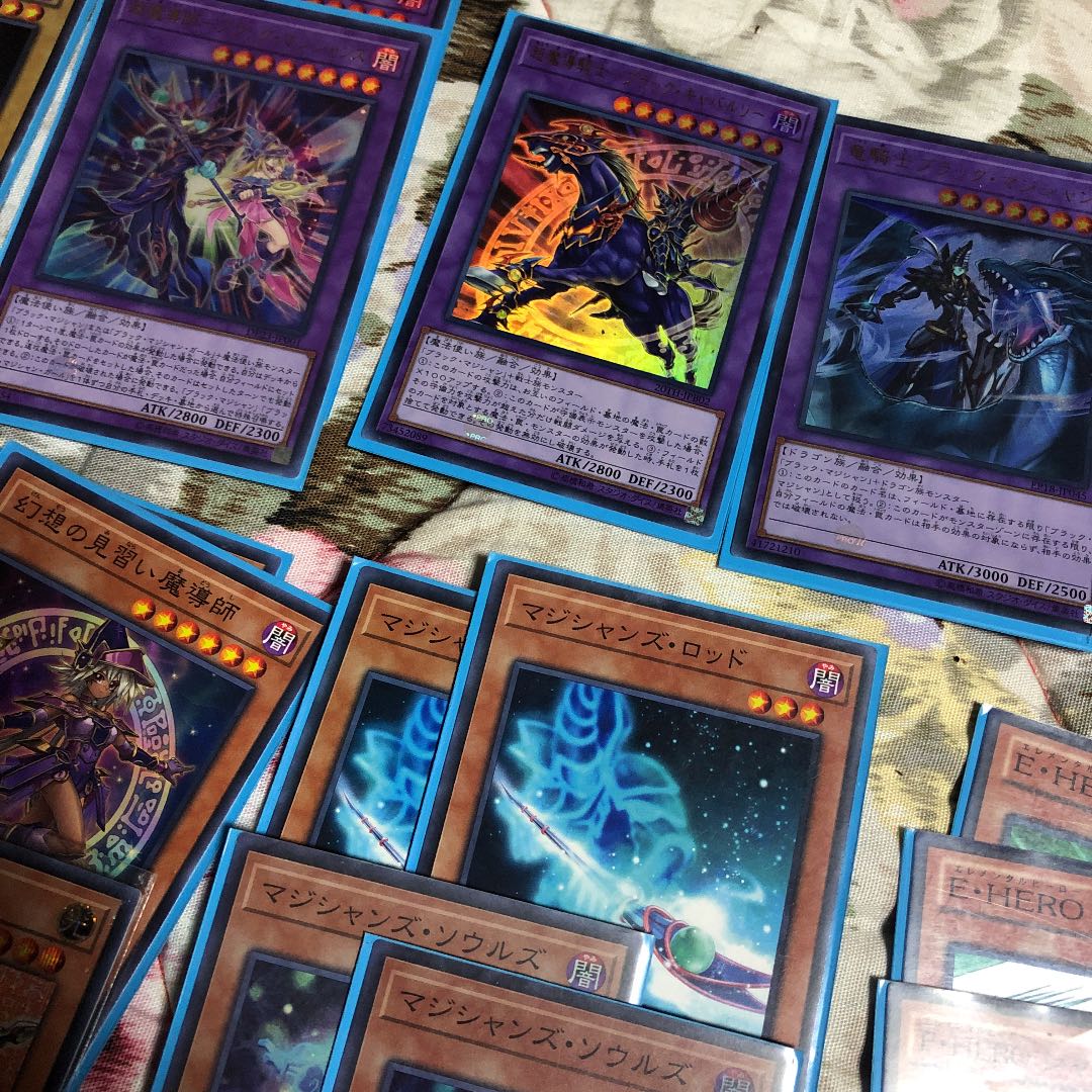 遊戯王　ブラック・マジシャン　デッキ　デッキパーツetc... 57枚　+おまけ