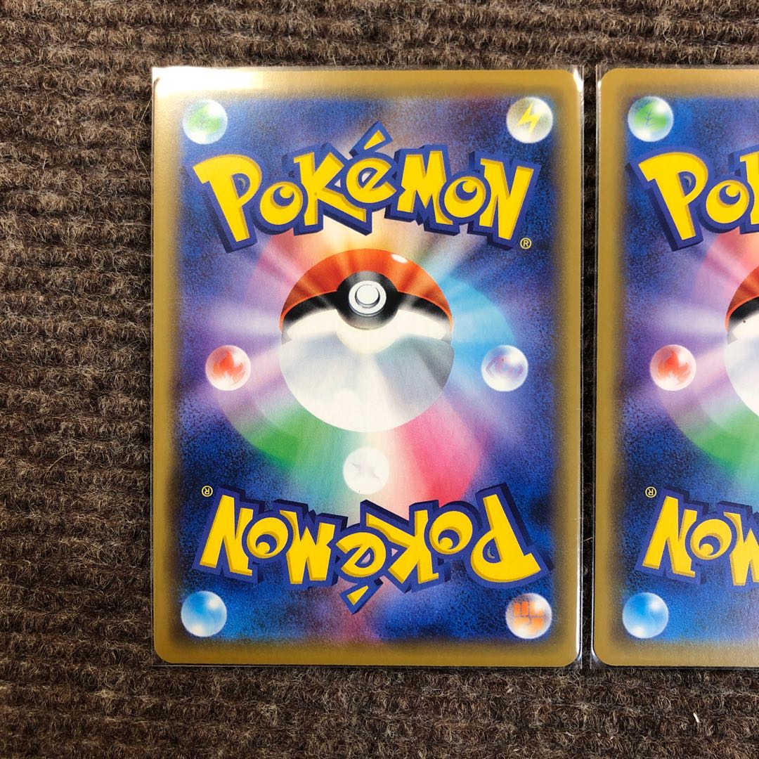 海で遊ぶピカチュウ2枚