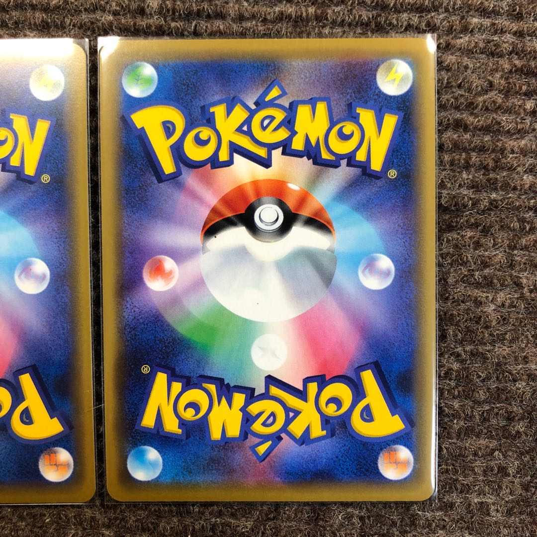 海で遊ぶピカチュウ2枚