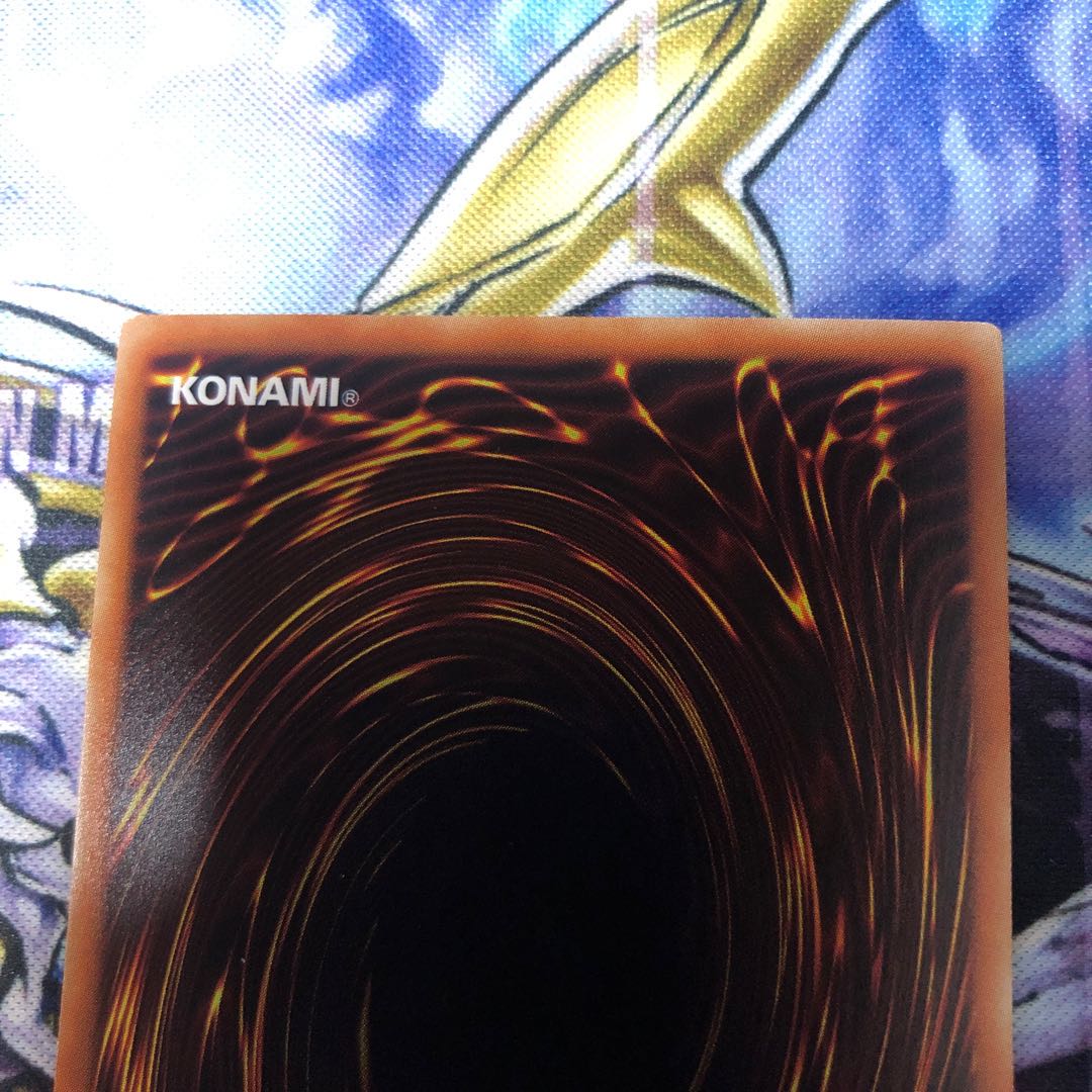 ブラック・マジシャン・ガール ホログラフィックレア