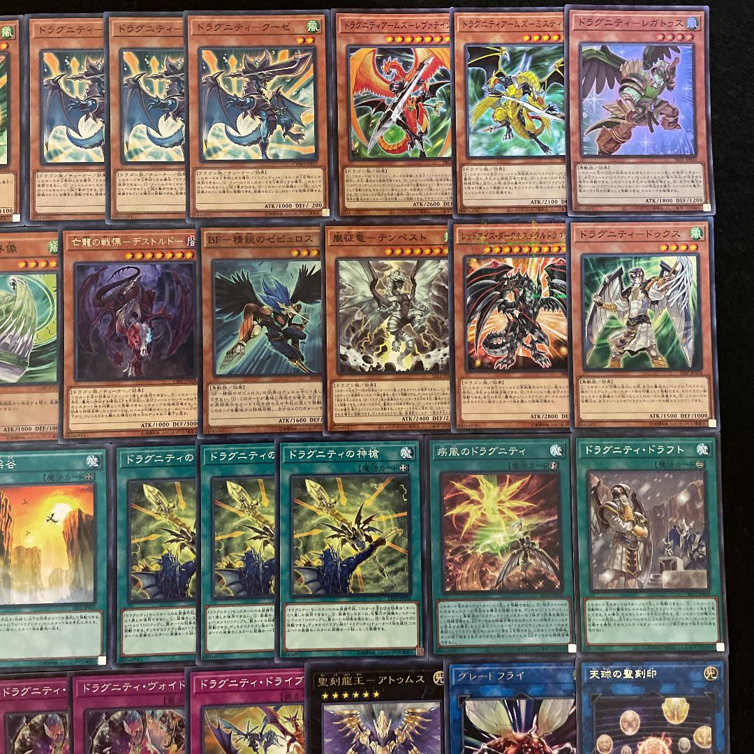 Yu-Gi-Oh Dragunity - 40 pre-built decks + 15 EX