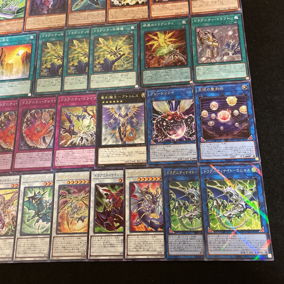 Yu-Gi-Oh Dragunity - 40 pre-built decks + 15 EX