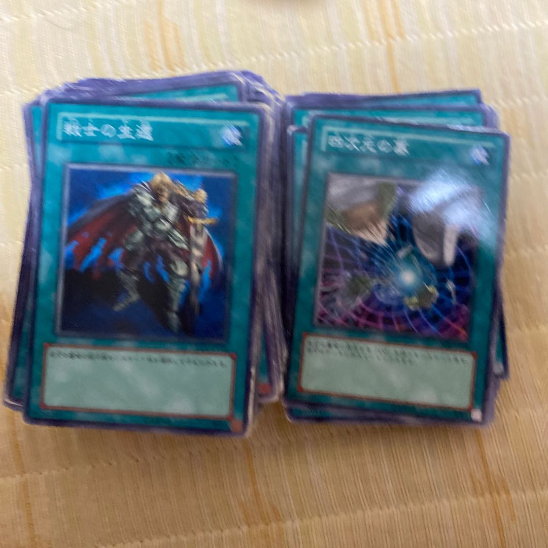 Approximately 140 magic cards and 140 trap cards 30枚