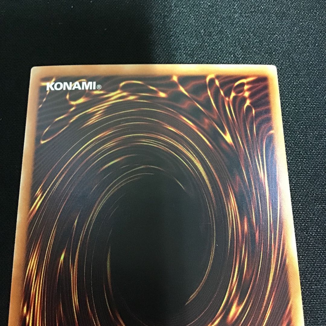 ブラック・マジシャン・ガール ホログラフィックレア　傷アリ