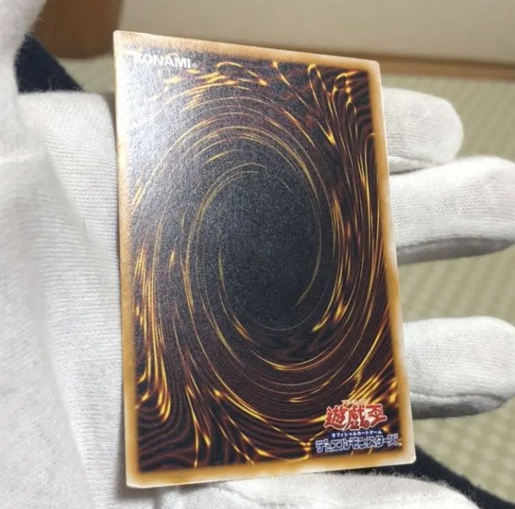 Exclusive to Mr. Yoshi. Two standard Blue-Eyes White Dragon reliefs and one dark blue-gloss Blue-Eyes White Dragon.