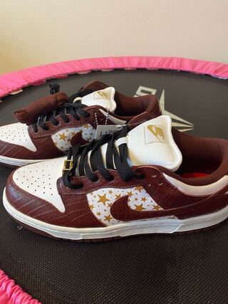 Supreme × Nike SB Dunk Low OG QS Gold Stars White/Barkroot Brown 26.5cm