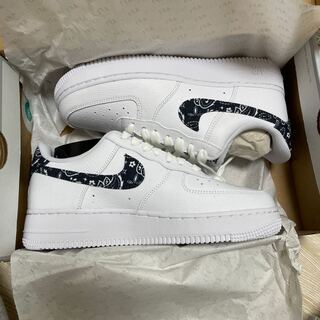 ナイキ ウィメンズ エアフォース 1 ロー '07 エッセンシャル "ブラック ペイズリー" 25cm