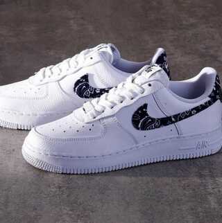 ナイキ ウィメンズ エアフォース 1 ロー '07 エッセンシャル "ブラック ペイズリー" 27cm