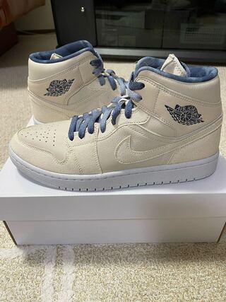 ナイキ ウィメンズ エアジョーダン1 ミッド "サンドドリフト/インディゴ" 27.5cm