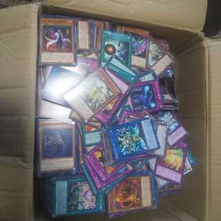Selling a large number of 10,000 Yu-Gi-Oh! cards in bulk.
