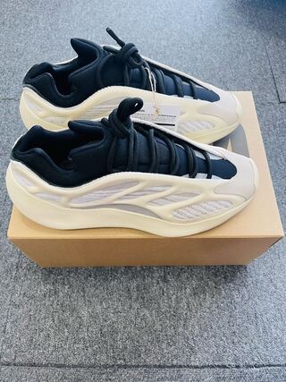 YEEZY 700 V3 azael 28cm