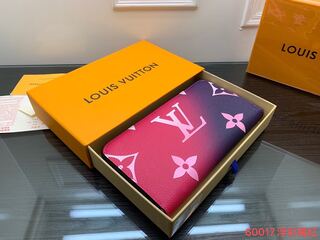 The most popular Louis Vuitton bag is the Louis Vuitton Louis Vuitton Long Wallet. 1枚