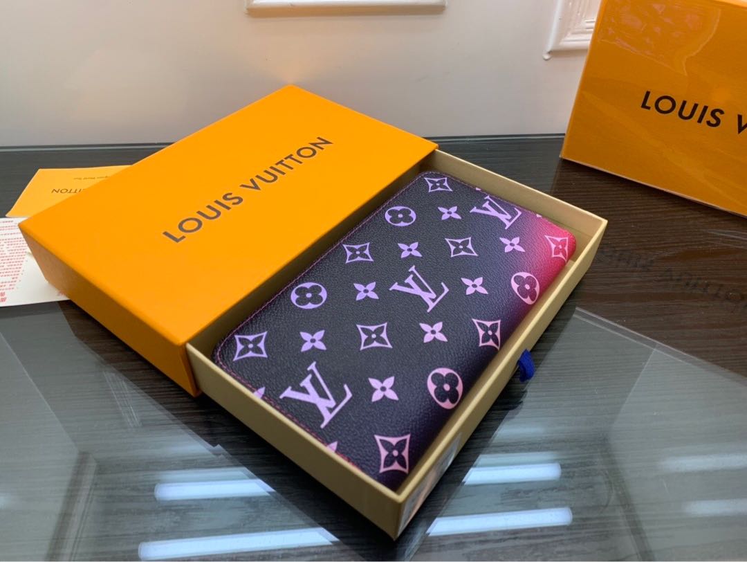 The most popular Louis Vuitton bag is the Louis Vuitton Louis Vuitton Long Wallet. 1枚