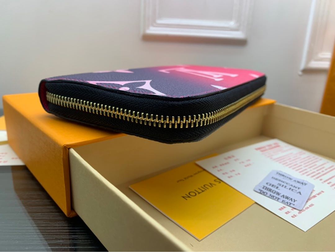 The most popular Louis Vuitton bag is the Louis Vuitton Louis Vuitton Long Wallet. 1枚