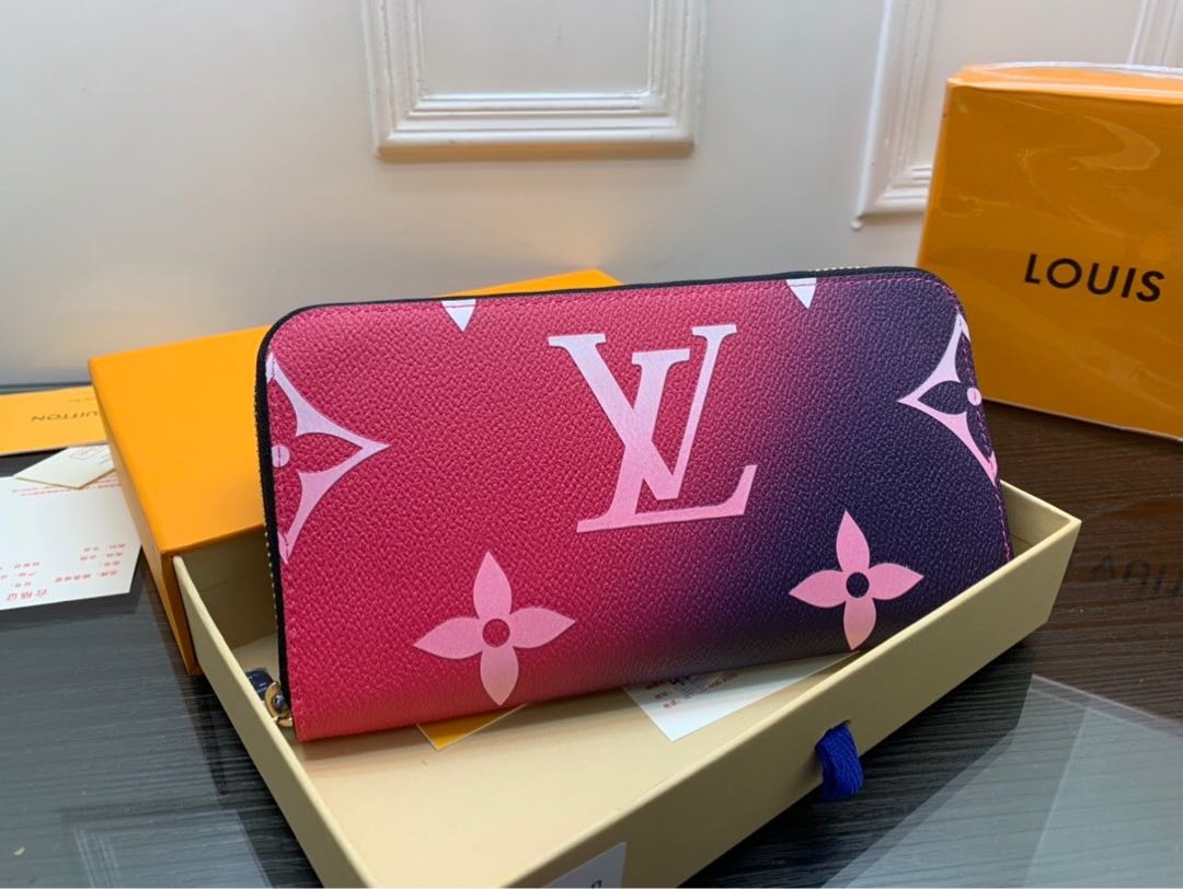 The most popular Louis Vuitton bag is the Louis Vuitton Louis Vuitton Long Wallet. 1枚