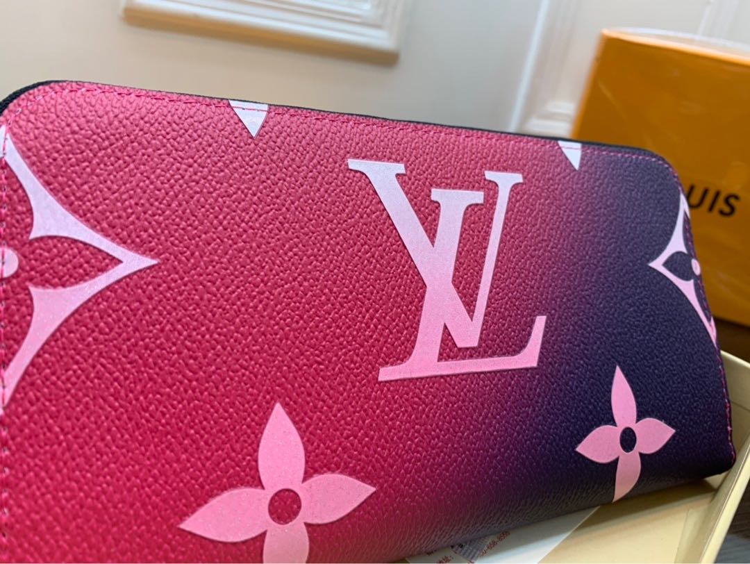 The most popular Louis Vuitton bag is the Louis Vuitton Louis Vuitton Long Wallet. 1枚