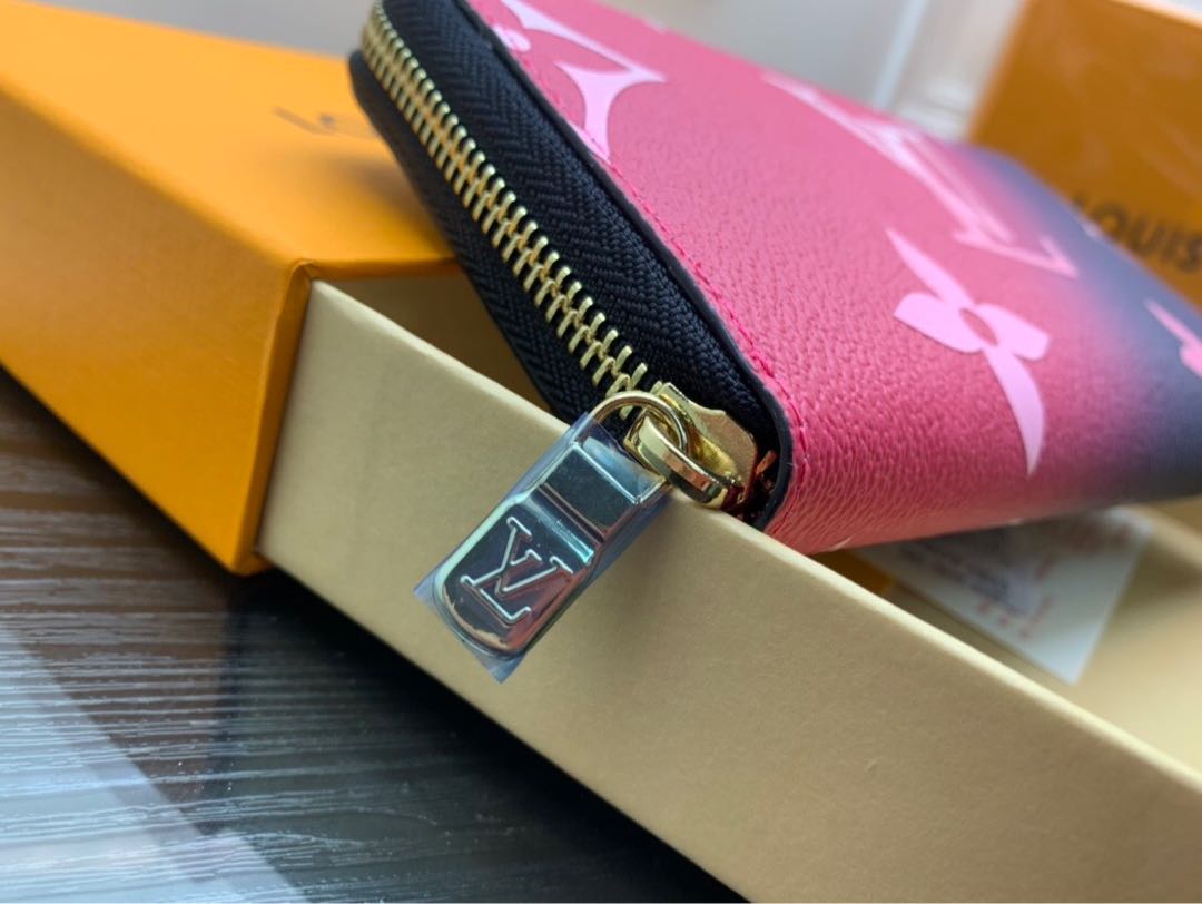 The most popular Louis Vuitton bag is the Louis Vuitton Louis Vuitton Long Wallet. 1枚