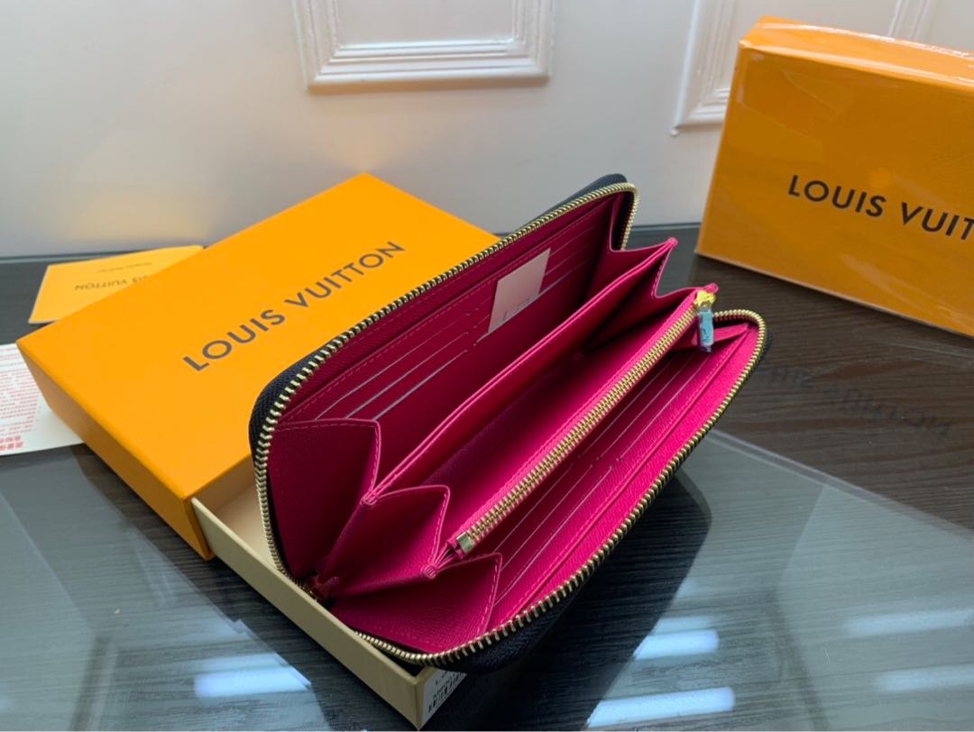 The most popular Louis Vuitton bag is the Louis Vuitton Louis Vuitton Long Wallet. 1枚