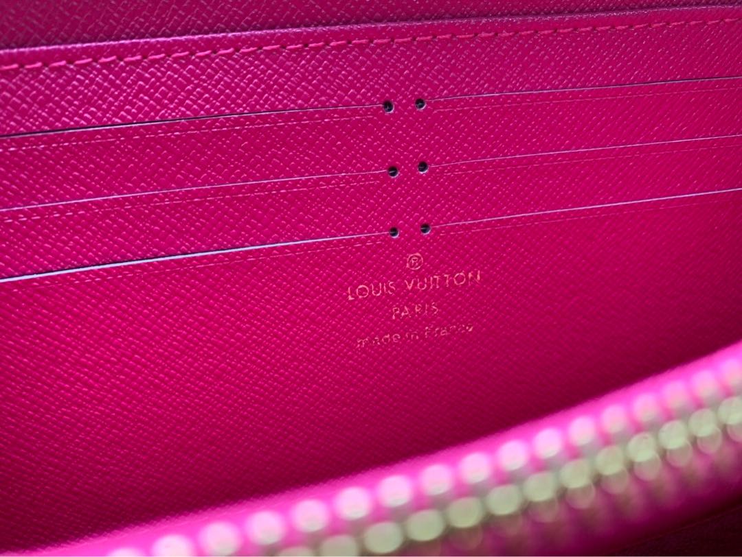 The most popular Louis Vuitton bag is the Louis Vuitton Louis Vuitton Long Wallet. 1枚