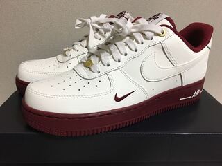 ナイキ ウィメンズ エアフォース1 ロー "40th アニバーサリー" セイル/チームレッド DQ7582-100 26.5cm