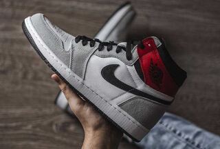 ナイキ エアジョーダン 1 レトロ ハイ Og ホワイト/ブラックライト スモーク グレーバーシティ レッド 575441-126 23.5cm