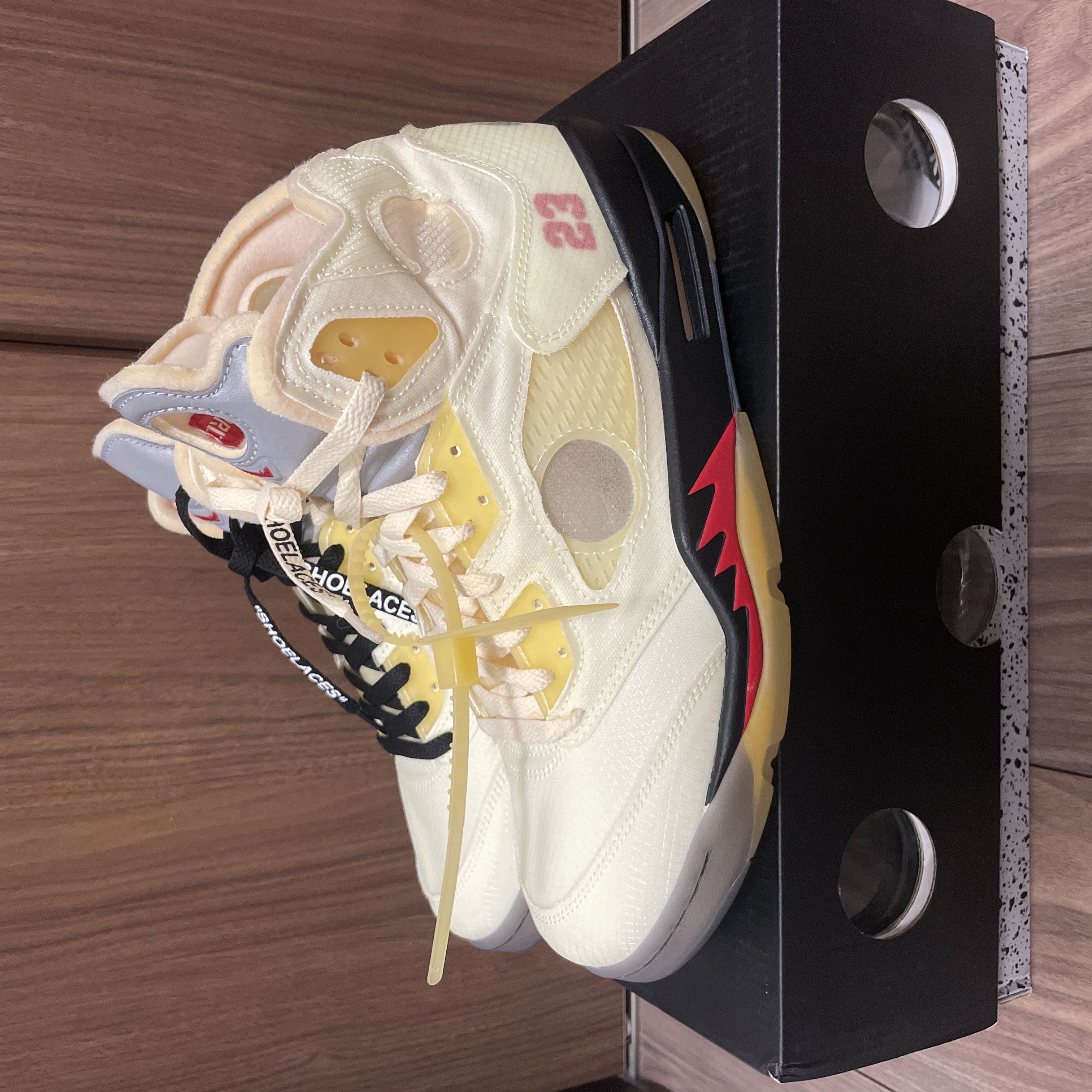 オフホワイト × ナイキ エアジョーダン 5レトロ Sp セイル/モスリンホワイトブラック CV9388-100 28cm