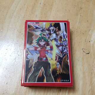 遊戯王榊遊矢スリーブ　88枚入り 遊戯王】Vジャンプ 赤 榊遊矢 赤馬零児 スリーブ - メルカリ