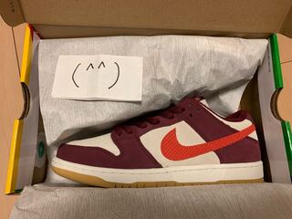 スケートライク ア ガール × ナイキ SBダンク ロー プロ "ダーク ビートルート" サミットホワイト/ベアリーローズ/ユニバーシティレッド DX4589-600 27cm