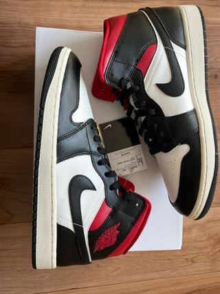 ナイキ ウィメンズ エアジョーダン1 ミッド "ブラック/ジムレッド" 28.5cm