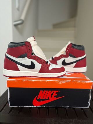ナイキ エアジョーダン1 ハイ OG "ロスト&ファウンド/シカゴ" バーシティレッド/ブラック/セイル/ムスリン DZ5485-612 26.5cm