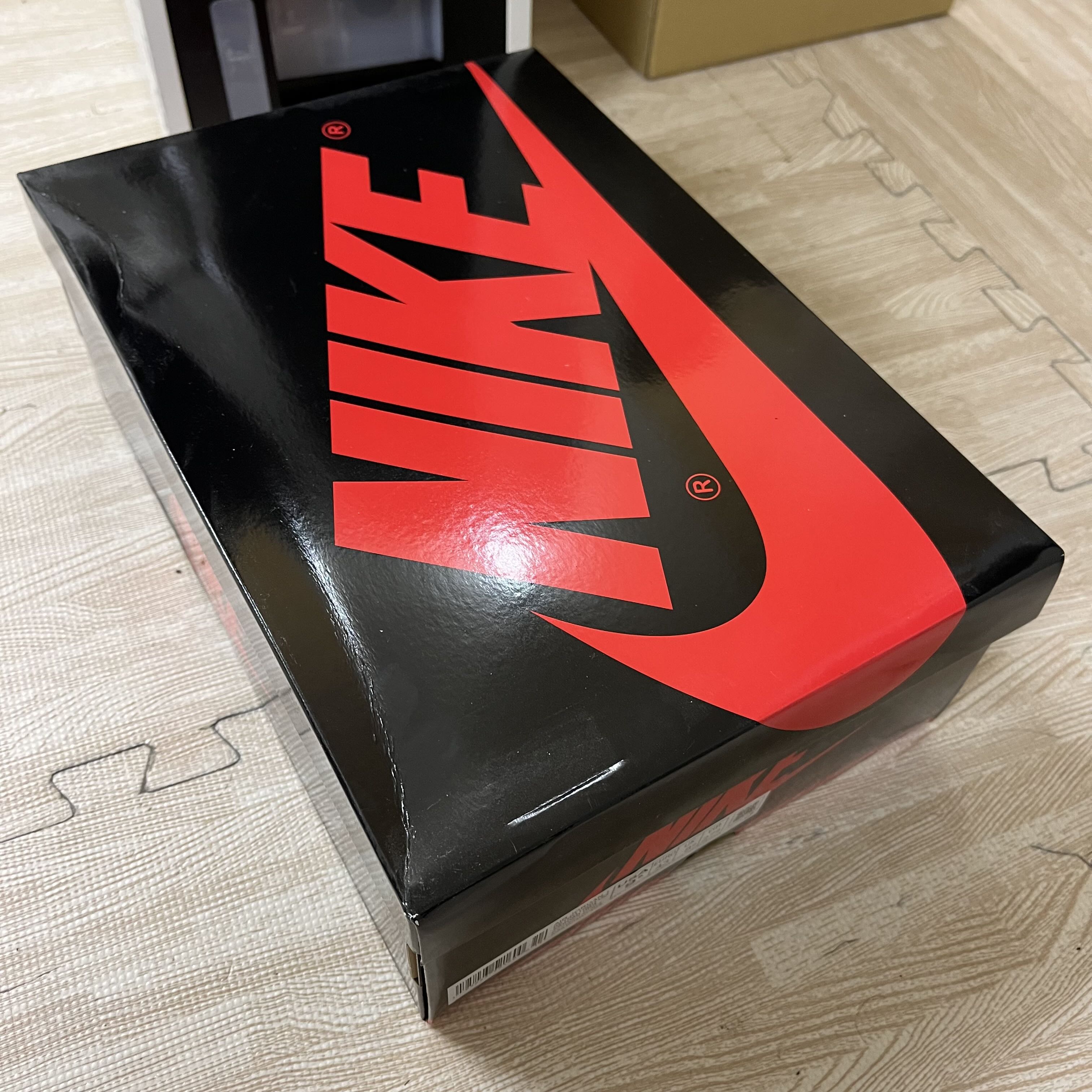 ナイキ エアジョーダン1 レトロ ハイ Og "ブレッド パテント" ブラック/ホワイトバーシティ レッド 555088-063 27.5cm