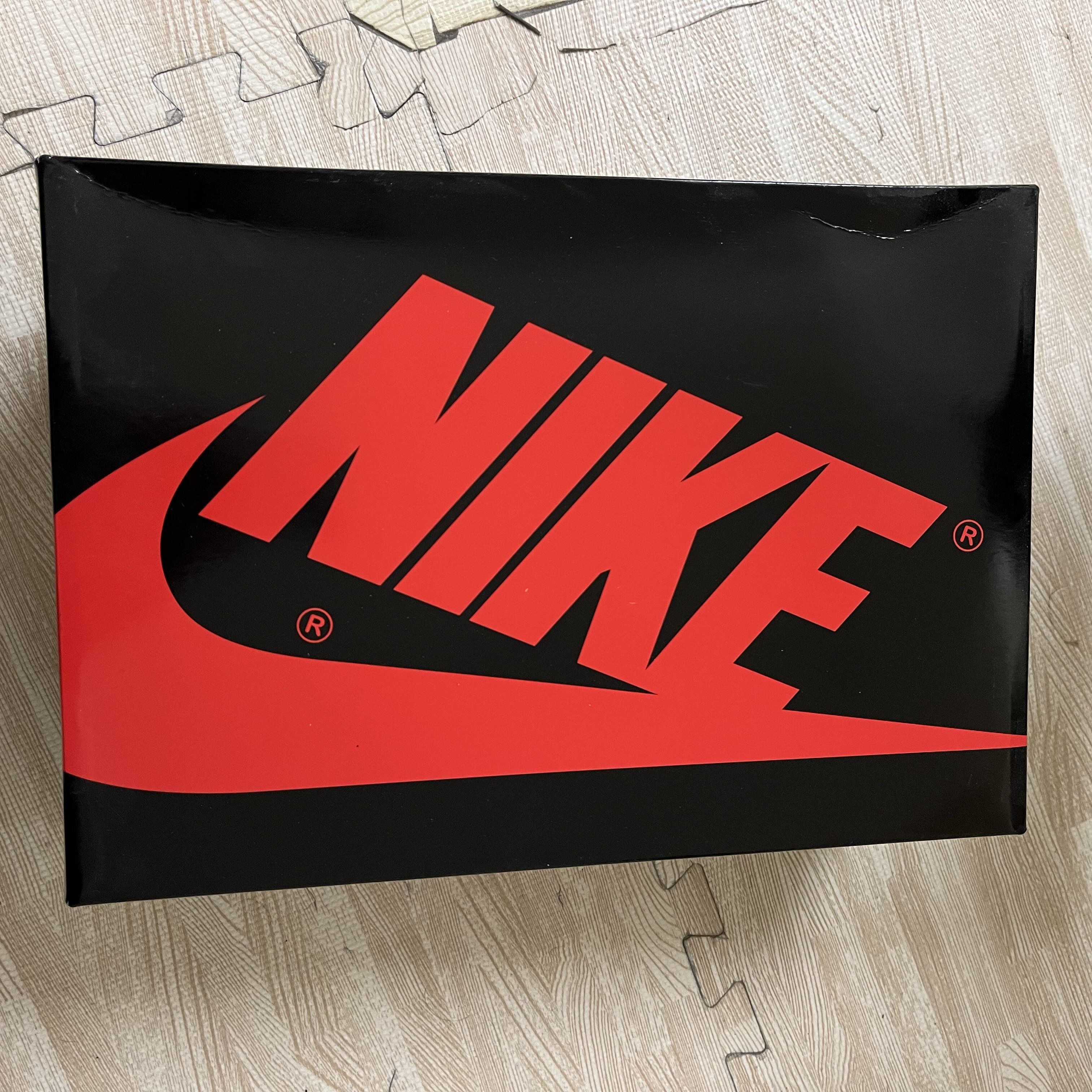 ナイキ エアジョーダン1 レトロ ハイ Og "ブレッド パテント" ブラック/ホワイトバーシティ レッド 555088-063 27.5cm