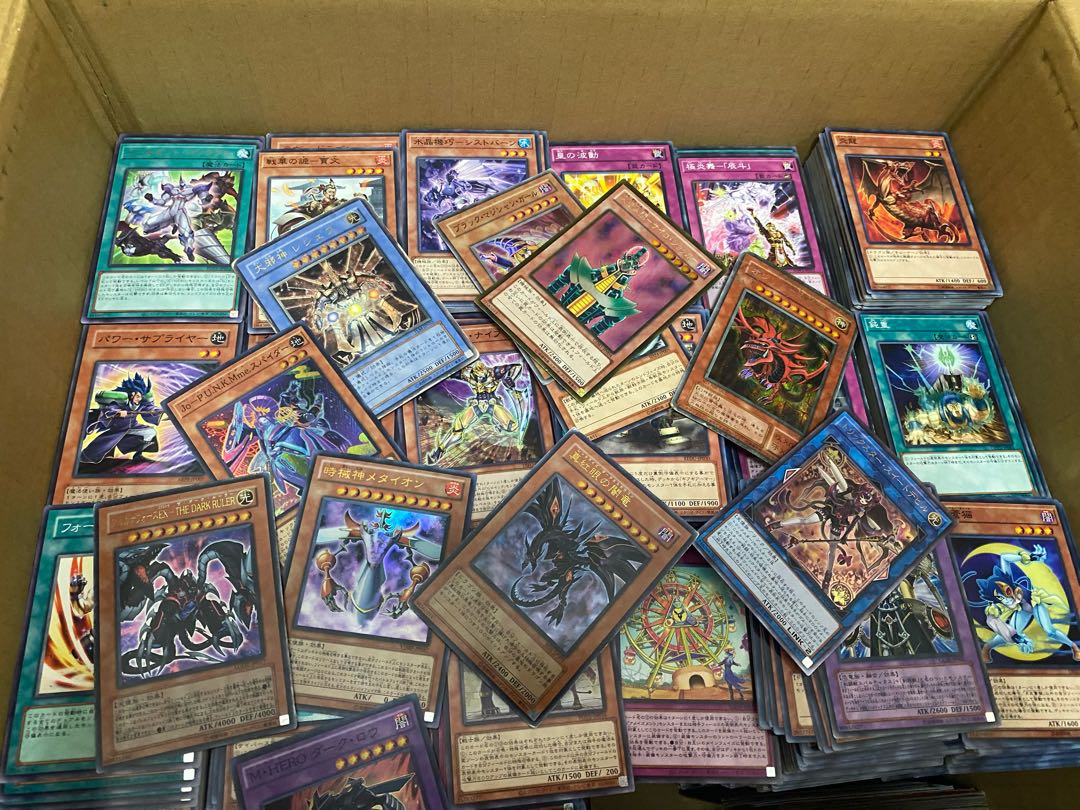 Yu-Gi-Oh! Retired items, sold in bulk, 10,000 cards, reliefs, some shiny stuff.